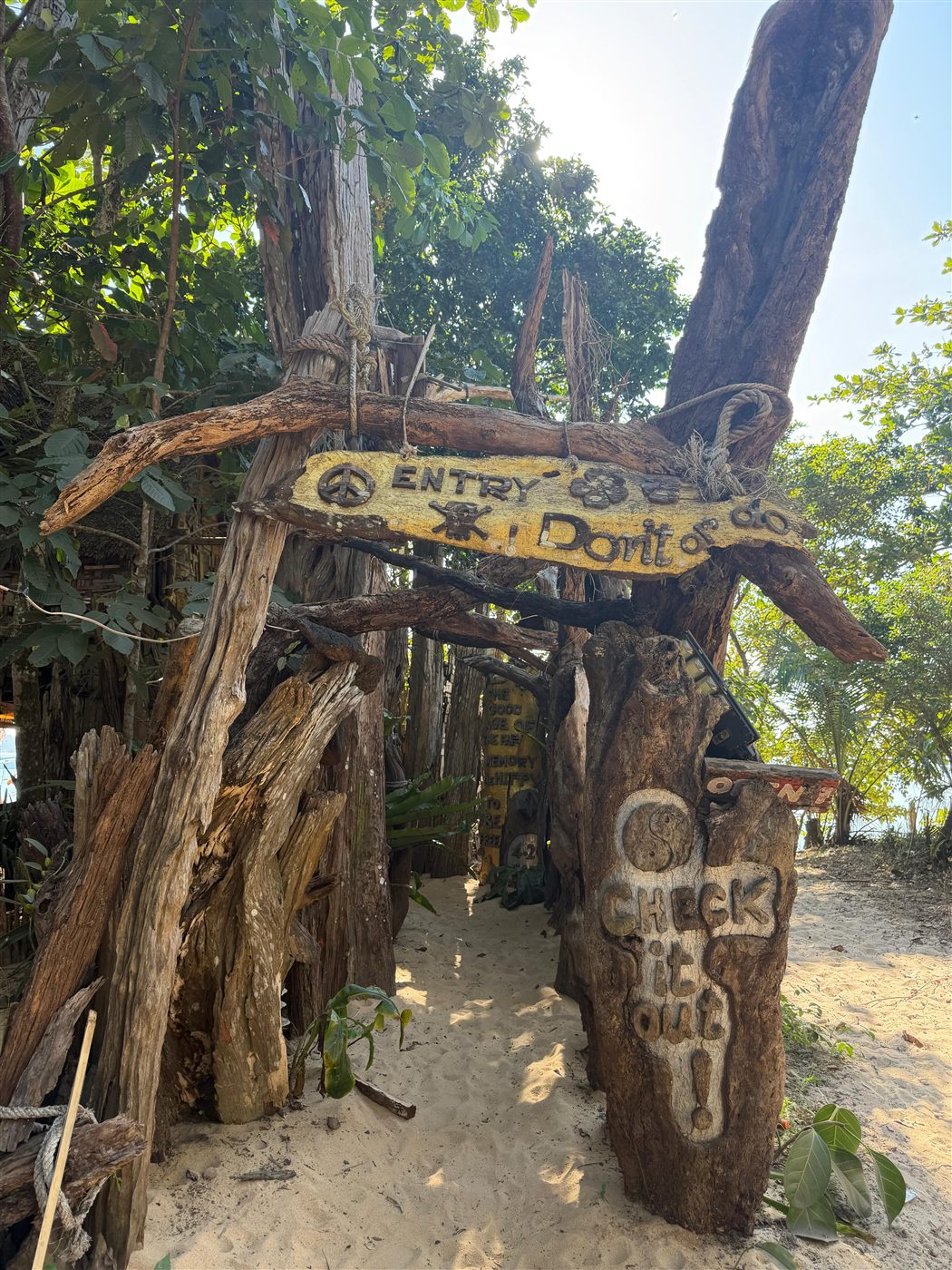 Eingangsschild der Hippie Bar mit Treibholz-Konstruktion